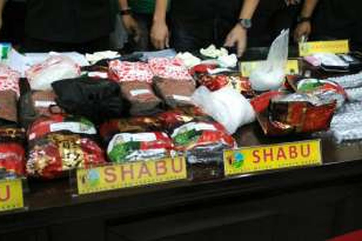 Barang bukti sabu 20,6 kilogram yang dikemas dalam bungkus makanan disita satuan reserse Polres Metro Jakarta Barat. Polisi merilis tersangka dan barang bukti tersebut di Mapolres Metro Jakarta Barat, Jumat (5/8/2016).