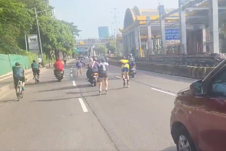 Rombongan pesepatu roda melintas di jalan raya Gatot Subroto