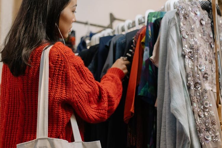 Ilustras belanja, belanja pakaian di mal.