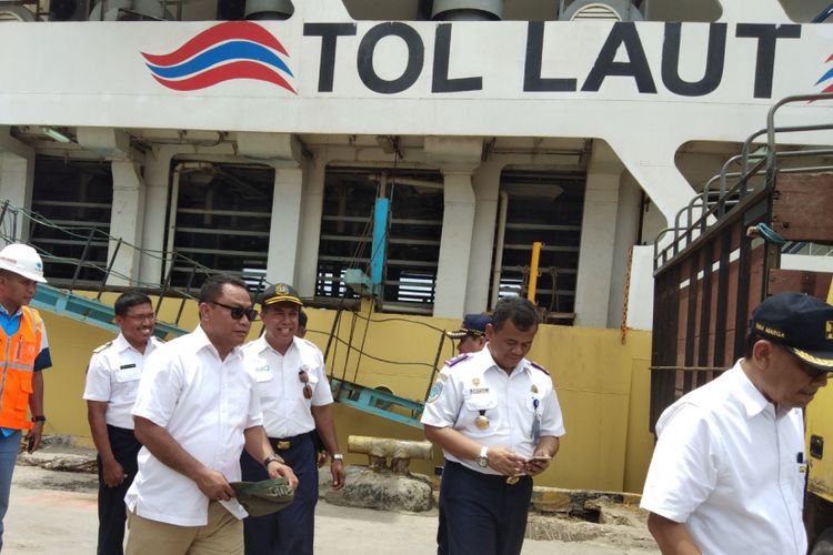Ketua Komisi V DPR RI Fary Djemi Francis (baju putih kaca mata hitam) sedang meninjau kapal tol laut di Pelabuhan Tenau Kupang, Nusa Tenggara Timur (NTT), Kamis (21/12/2017).
