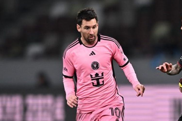 Penyerang Inter Miami, Lionel Messi (kiri), menggiring bola dalam pertandingan pramusim melawan klub Jepang, Vissel Kobe. Laga Vissel Kobe vs Inter Miami tersebut digelar di Stadion Nasional Tokyo pada Rabu (7/2/2024). Artikel ini berisi daftar top skor MLS.