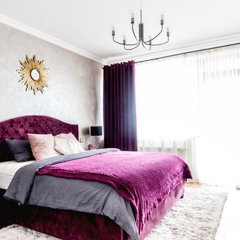 Ilustrasi kamar tidur dengan nuansa warna ungu. 
