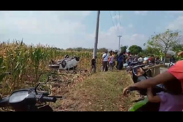 Mobil Brio bernopol H 9032 AW yang dikemudikan pencuri celana dalam nyemplung di sawah di Kecamatan Pulokulon, Kabupaten Grobogan, Jateng, Kamis (17/9/2020) siang.