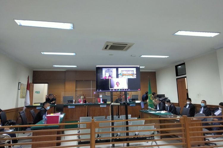 Terdakwa Kasus Pemerasan Qurnia Akhmad Bukhori saat membacakan duplik di Pengadilan Tipokor Serang.