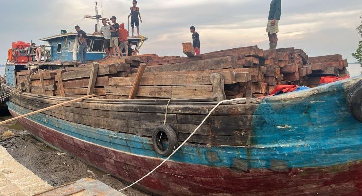 Kapal Bermuatan 70 Ton Kayu Ilegal Ditangkap di Perairan Kepulauan Meranti Riau 