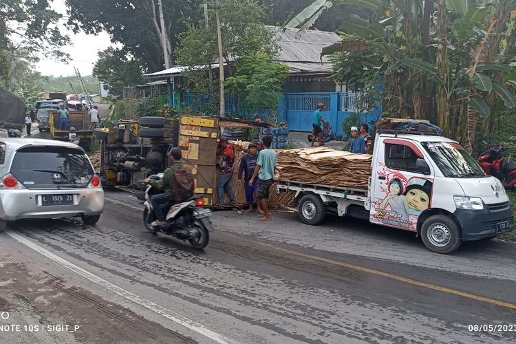 Truk pengangkut triplek di Lumajang terguling, Senin (8/5/2023)