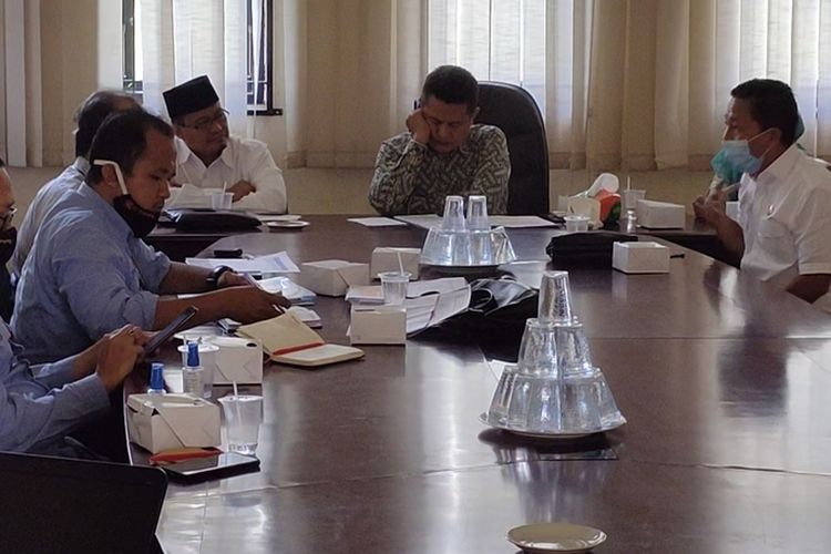 Suasana pertemuan antara Komisi IV DPRD Ogan Ilir dan pihak BRI Cabang Kayuagung untuk membahas kisruh pencairan dana PKH di Ogan Ilir, Rabu (15/07/2020). 