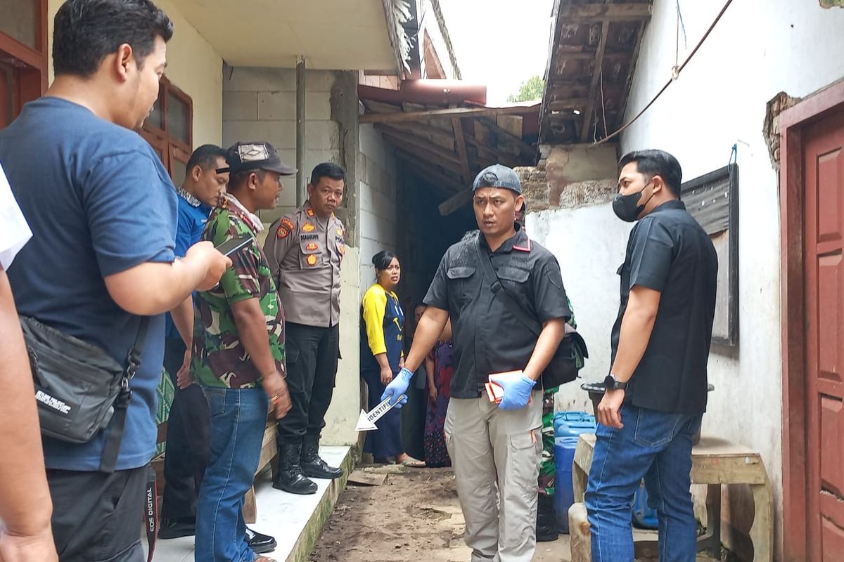 Jajaran Polres Pasuruan lakukan olah TKP penganiayaan yang dilakukan oleh pria yang diduga ODGJ, Rabu (2/11/2022).