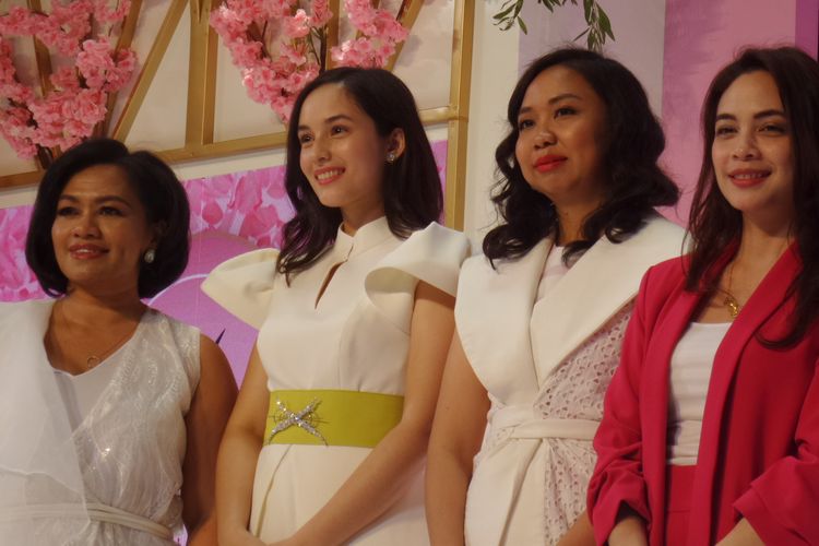 Ira Noviarti (Beauty and Personal Care Director, PT Unilever Indonesia Tbk.), Chelsea Islan (Brand Ambassador Rexona Dry Serum), Anggya Kumala (Sr. Brand Manager Rexona Deodoran), dan Tara de Thouars (Psikolog) pada peluncuran Rexona Dry Serum di Mal Kota Kasablanka, Jakarta Selatan, Kamis (19/9/2019).