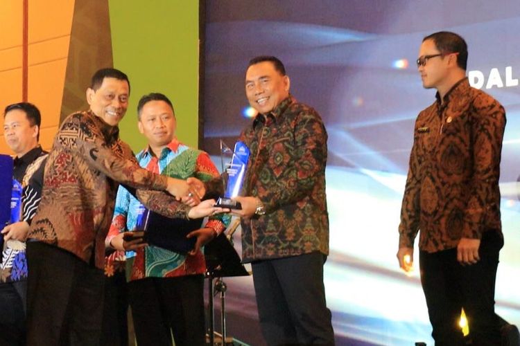 Penghargaan tersebut diserahkan secara langsung oleh Sekretaris Utama (Sestama) BPS RI Atqo Mardiyanto kepada Bupati Jembrana I Nengah Tamba dalam acara Diseminasi Hasil Sensus Pertanian Tahap I dan penganugerahan Hasil Evaluasi Penyelenggaraan Statistik Sektoral yang digelar di Hotel Ritz-Carlton, Jakarta Pusat, Senin (4/12/2023).