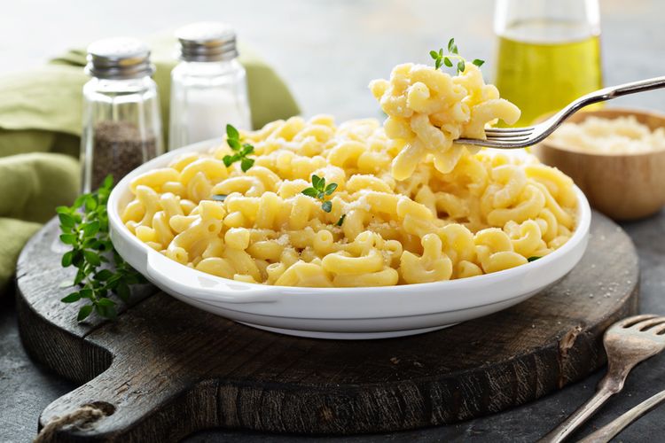 Ilustrasi macaroni cheese di atas piring saji.