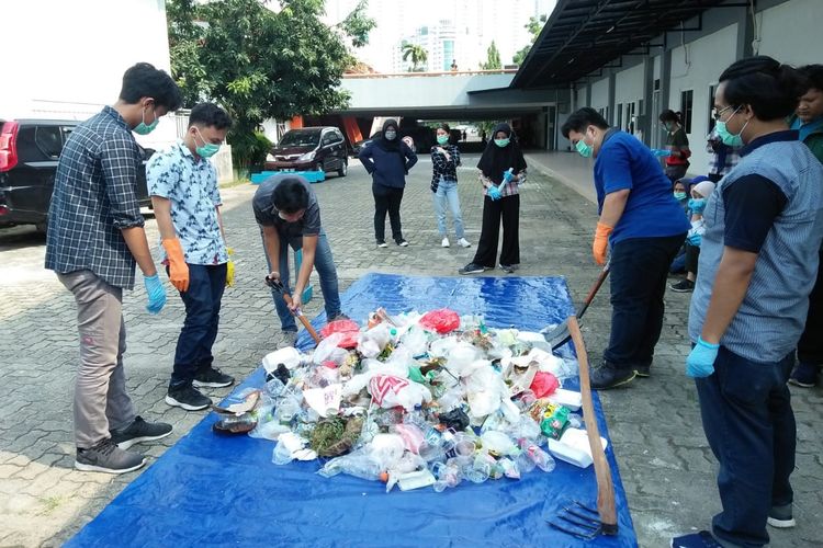 Praktikum Mata Kuliah Laboratorium Lingkungan Modul Analisis Timbulan dan Komposisi Sampah, Program Studi Teknik Lingkungan Universitas Pertamina, 2019