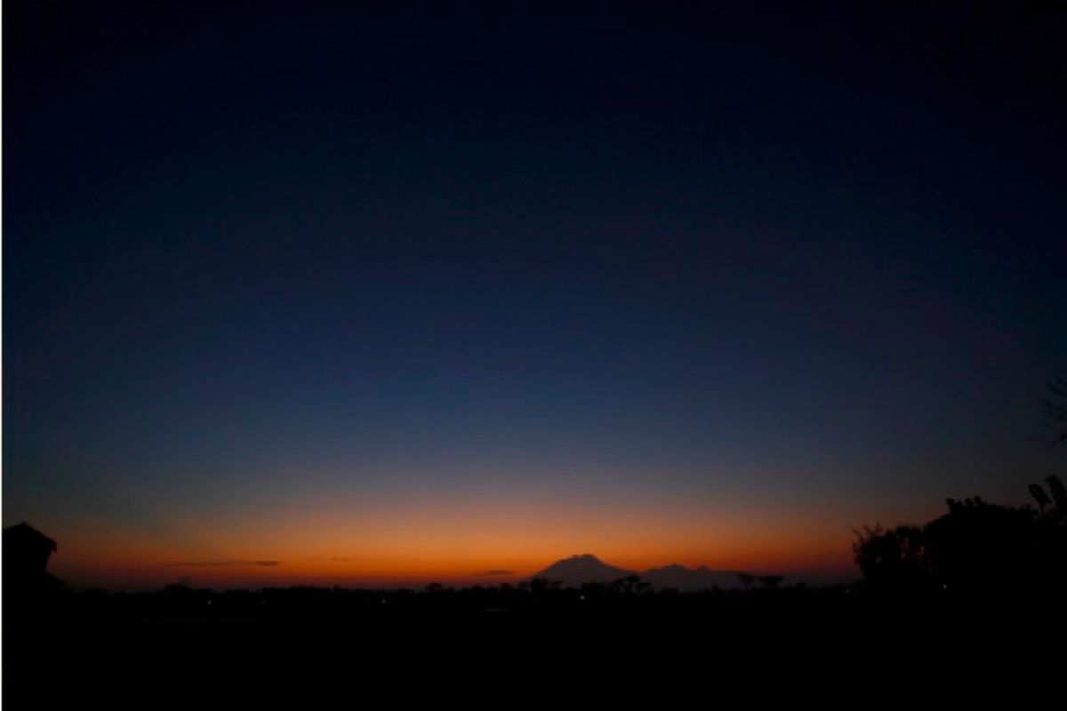 Panorama langit timur Madiun (Jawa Timur) yang berhiaskan cahaya fajar dengan struktur khasnya. Cahaya fajar memiliki kedudukan penting bagi Umat Islam, sehingga kajian dan pengamatan terhadapnya menjadi signifikan.  