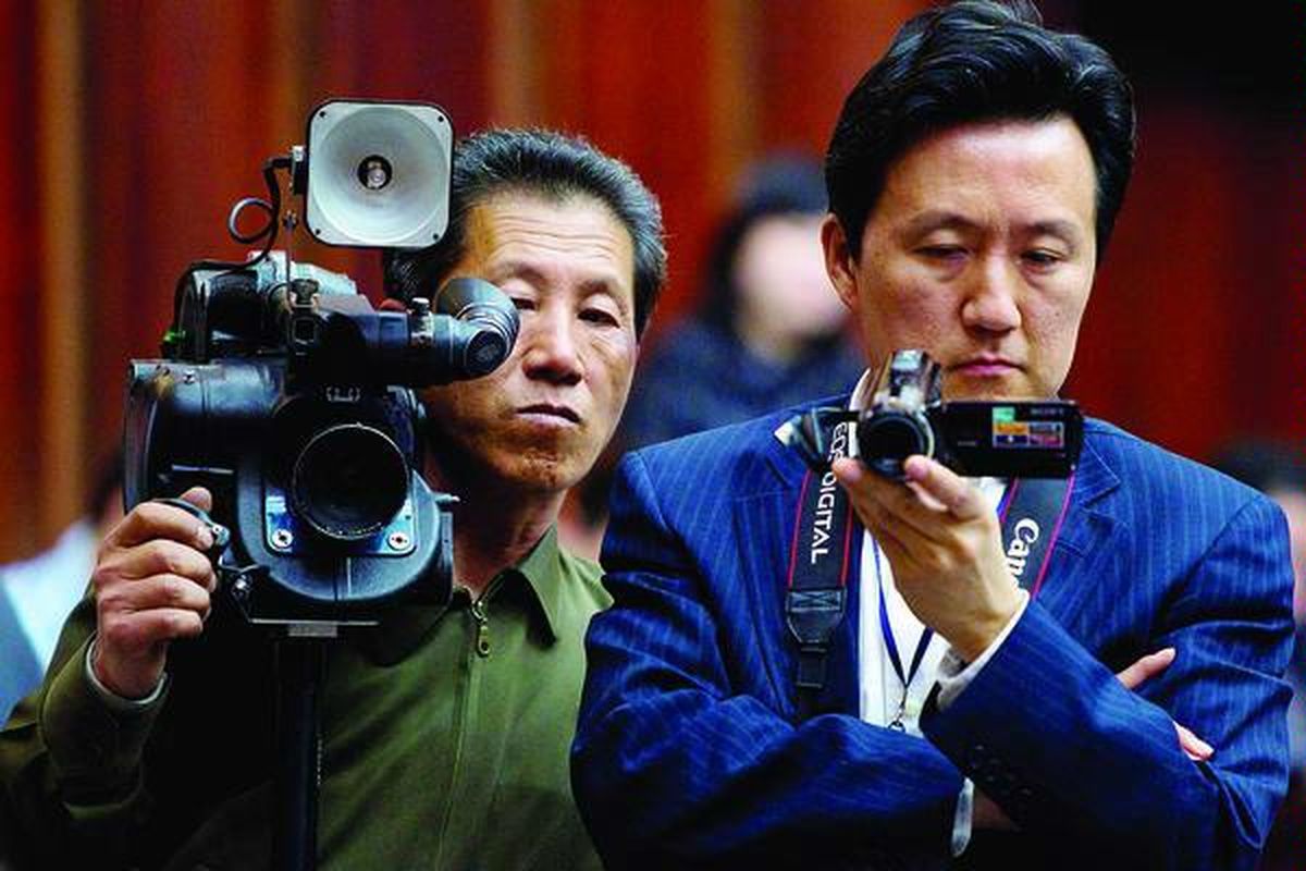 Wartawan media asing (kanan) dan juru kamera asal Korea Utara meliput bersama pada konferensi pers di Pusat Luar Angkasa Korea Utara di Pyongyang, Korea Utara, Selasa (10/4). Pejabat Pusat Luar Angkasa mengatakan, semua perakitan dan persiapan untuk peluncuran satelit ke luar angkasa telah selesai, dan sekali lagi menyangkal menggunakan peluncuran roket itu untuk tes rudal.