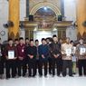 Wamen ATR/BPN Raja Juli Serahkan 10 Sertifikat Wakaf di Lamongan