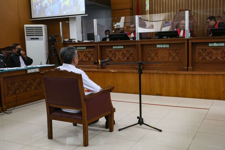 Terdakwa Brigjen Hendra Kurniawan menjalani sidang di Pengadilan Negeri (PN) Jakarta Selatan, Rabu (19/10/2022). Ia diduga terlibat kasus obstruction of justice atau perintangan proses penyidikan pembunuhan berencana terhadap Nofriansyah Yosua Hutabarat atau Brigadir J.