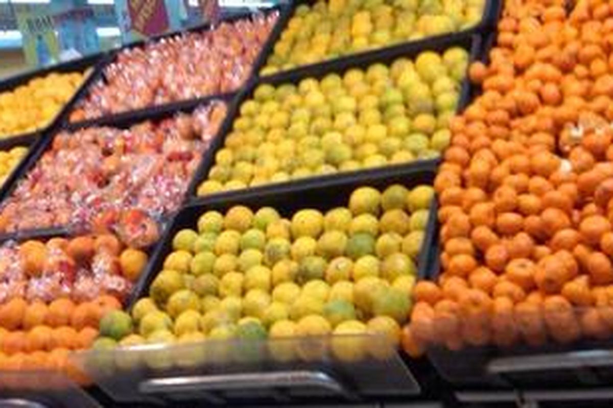Ilustrasi: buah-buahan di supermarket.