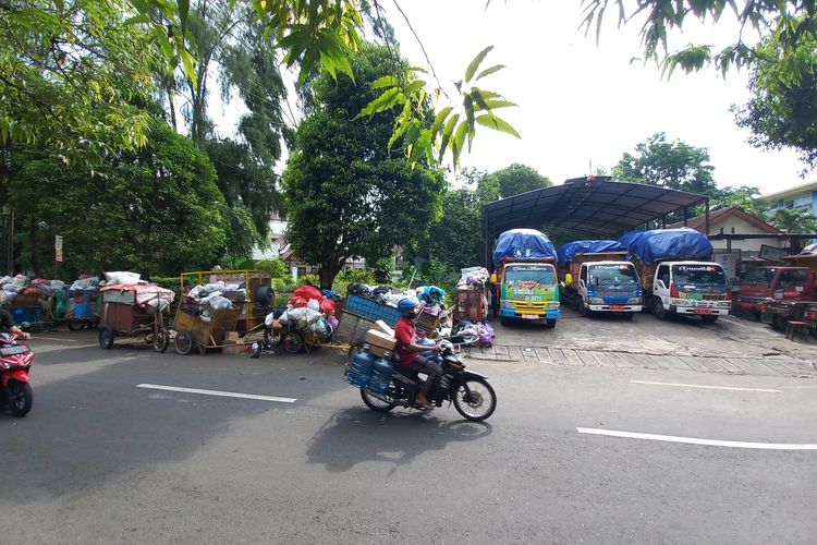Sampah di depo dekat dengan Stadion Mandala Krida terlihat membludak pasca TPST Piyungan tutup, Selasa (10/5/2022)