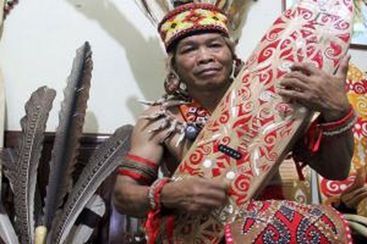 Christian Mara, seniman kesenian Dayak asal Kalimantan Barat, memainkan sape’k yang merupakan alat musik khas Dayak.
