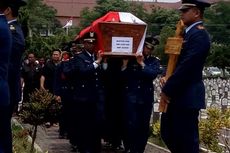 Isak Tangis Warnai Pemakaman Kapten Dwi Cahyadi di TMP Yogyakarta