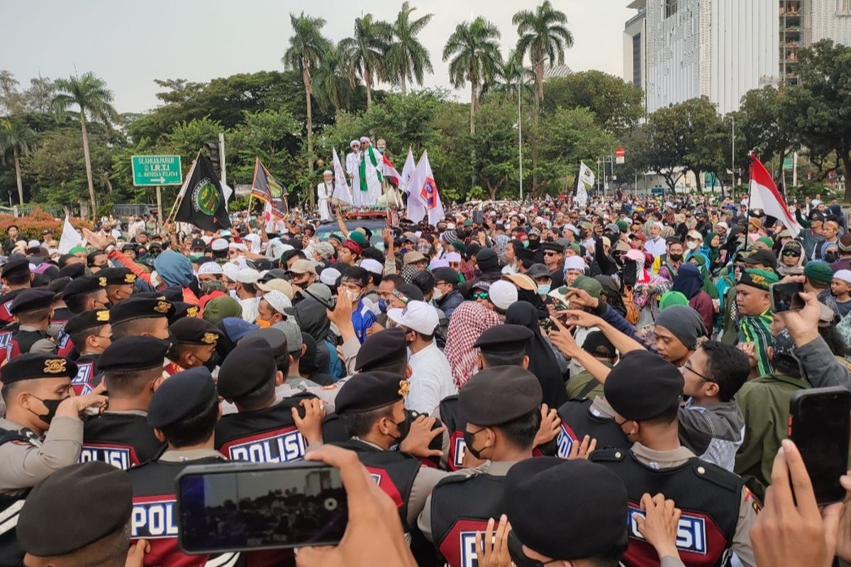Aksi demonstrasi di depan pintu masuk Monas dari Jalan Medan Merdeka Selatan, Jakarta Pusat, Senin (25/3/2022) sempat memanas.  Tampak massa pedemo dari Persaudaraan Alumni (PA) 212 dan petugas polisi yang berjaga terlibat saling dorong.