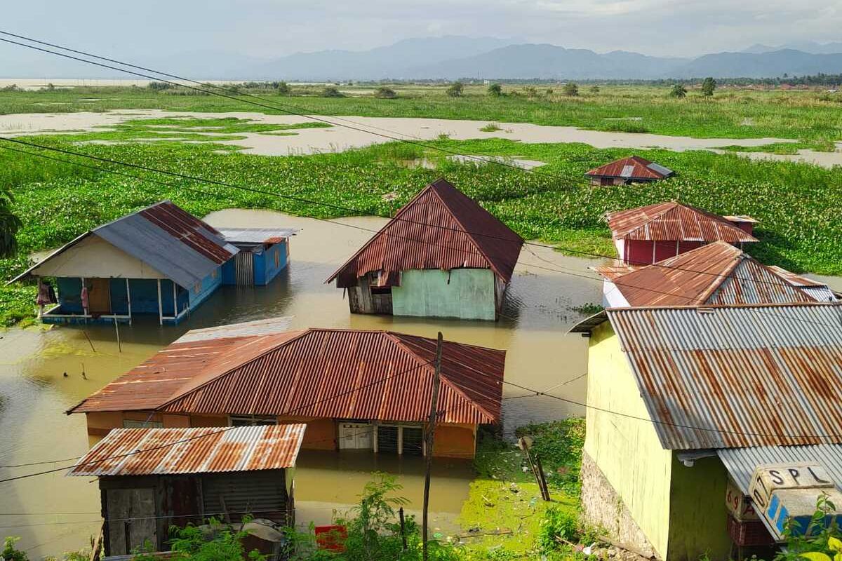 Kondisi rumah-rumah warga yang berada di pesisir Danau Limboto. Luapan air danau telah memberi dampak pada lebih dari 21.000 orang di Kabupaten Gorontalo.