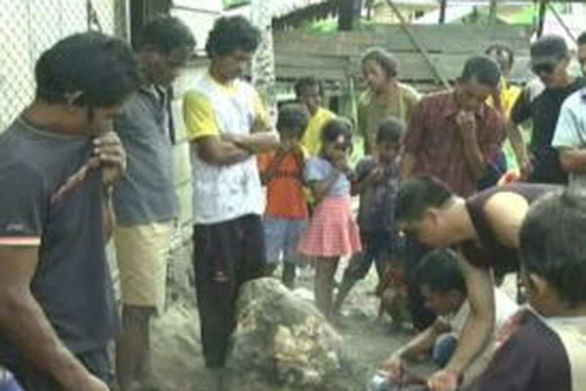 Warga Suku Binggi di Mamuju Utara, Sulawesi Barat, merampas batu akik jenis solar yang dicuri warga asing dari kampung halaman mereka, Minggu (8/3/2015).