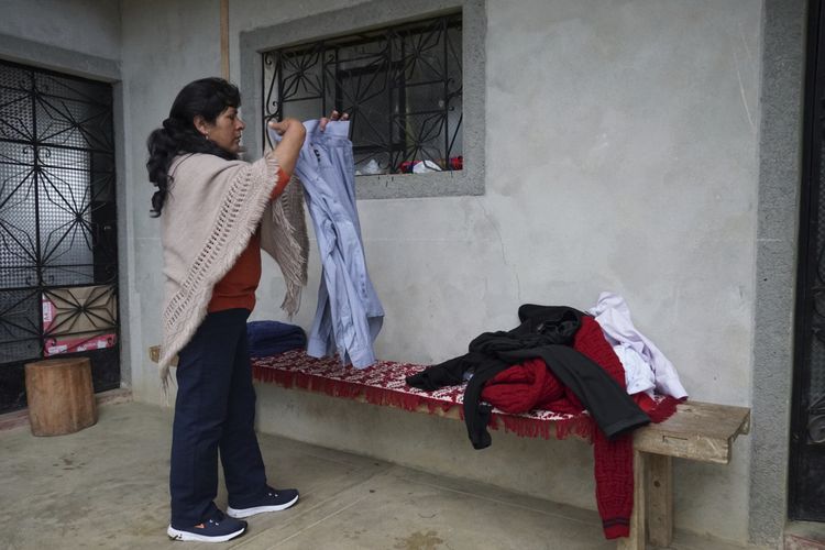 Ibu negara Peru, Lilia Paredes (48), sedang melipat baju-baju suaminya di rumah mereka di Chugur, Peru, saat berkemas untuk pindah ke ibu kota Lima, Kamis (22/7/2021). Paredes menjadi ibu negara usai suaminya, Pedro Castillo, menang pemilu dan menjadi presiden baru Peru.