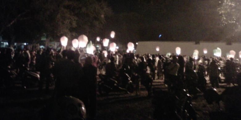 Warga Solo menerbangkan lampion di Benteng Vastenberg, Solo, Senin (20/10/2014).