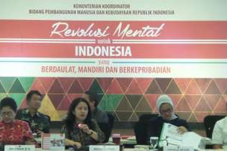 Menteri Koordinator PMK Puan Maharani saat memimpin rapat koordinasi membahas obat palsu dii kantornya, Kamis (15/9/2016).