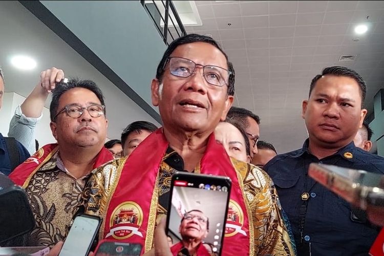 Menteri Koordinator Bidang Politik, Hukum, dan Keamanan Mahfud MD memberikan keterangan pers di Kampus Universitas Buddhi Dharma, Tangerang, Rabu (28/11/2023).