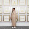 Contek Gaya Chloe Zhao, Hadiri Oscar dengan Sneaker Putih Simpel