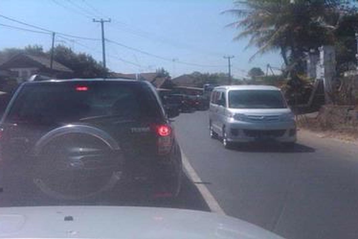 Arus mudik yang lancar dari Jakarta-Cileunyi-Nagreg-Limbangan mulai tersendat di Desa Sukamulya menjelang pertigaan Malangbong, Kabupaten Garut, Jawa Barat