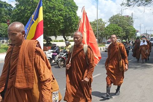 Tapak Kaki Puluhan Biksu dari Thailand Menuju Candi Borobudur untuk Rayakan Waisak...