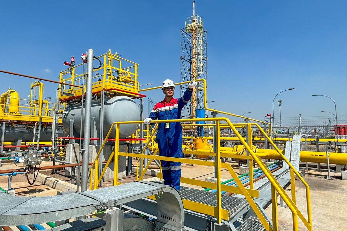 Pekerja PT Perusahaan Gas Negara Tbk (PGN) sedang beraktivitas.