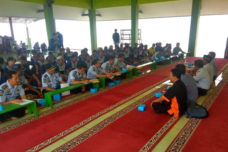 KPU Banyumas menggelar sosialisasi pemungutan suara di Lapas Purwokerto, Jawa Tengah, Senin (8/4/2019)