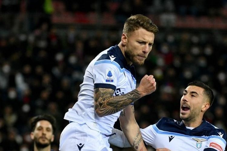 Penyerang Lazio Ciro Immobile merayakan gol ke gawang Cagliari dalam laga lanjutan Liga Italia musim 2021-2022 di Sardegna Arena, Minggu (6/3/2022) dini hari WIB.