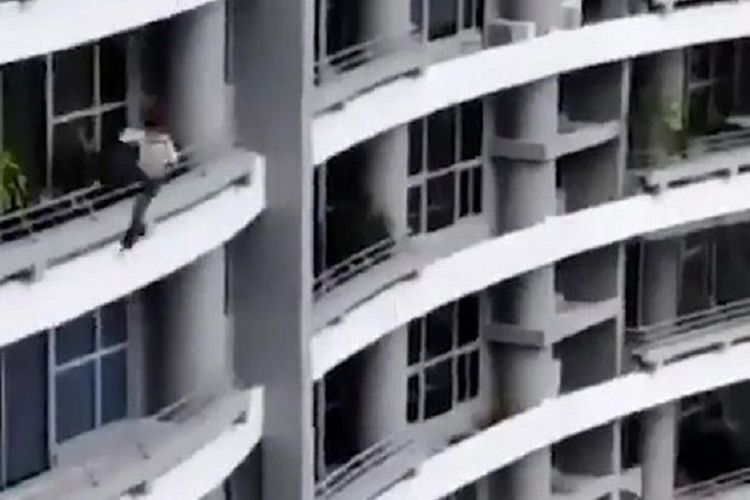Dari potongan rekaman, terlihat perempuan bernama Sandra Manuela Da Costa Macedo terjatuh dari balkon lantai 27 dari apartemennya di Panama City saat melakukan selfie.