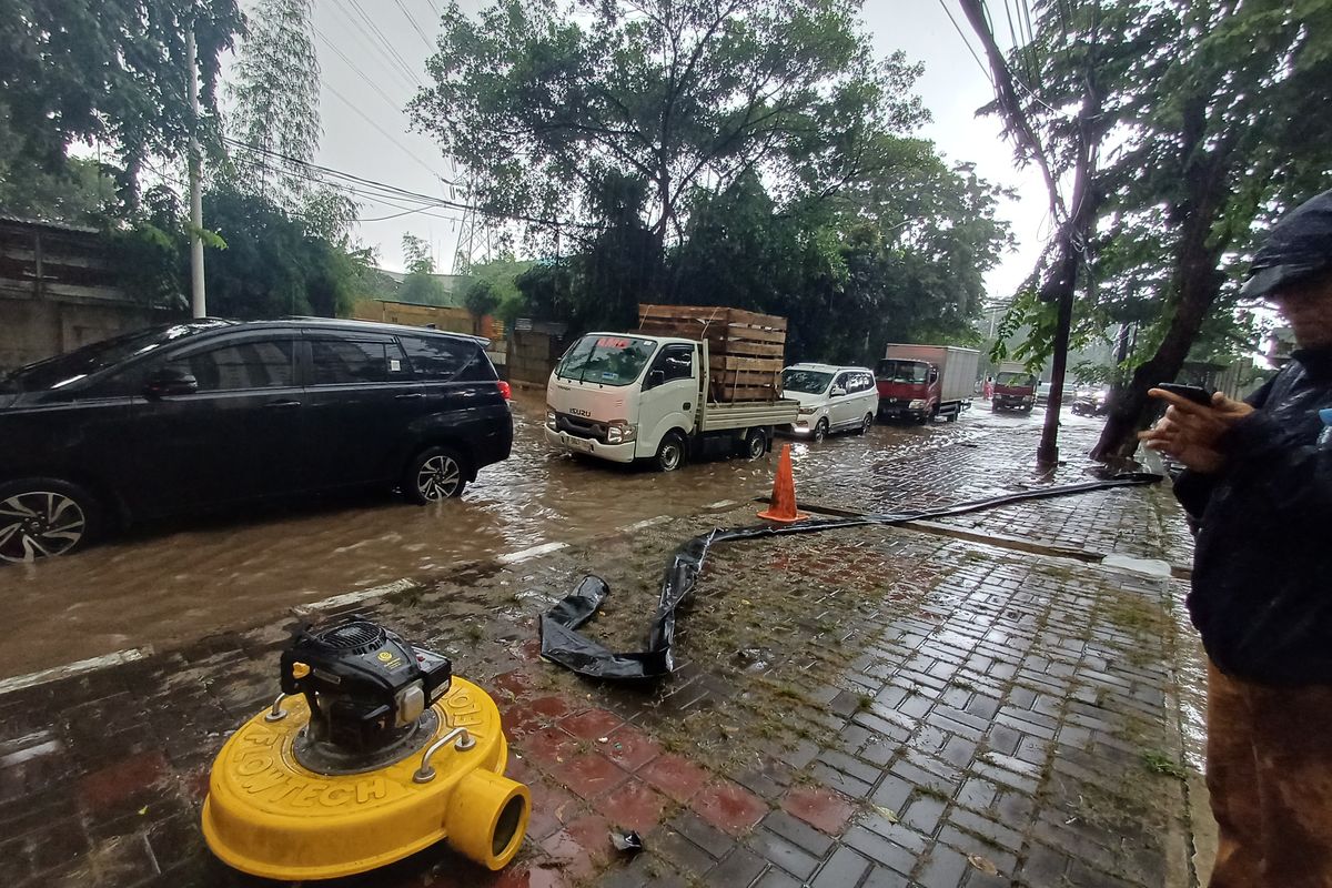 Banjir Kembali Rendam Jalan Pegangsaan Dua, Pompa SDA Kehabisan Bahan Bakar