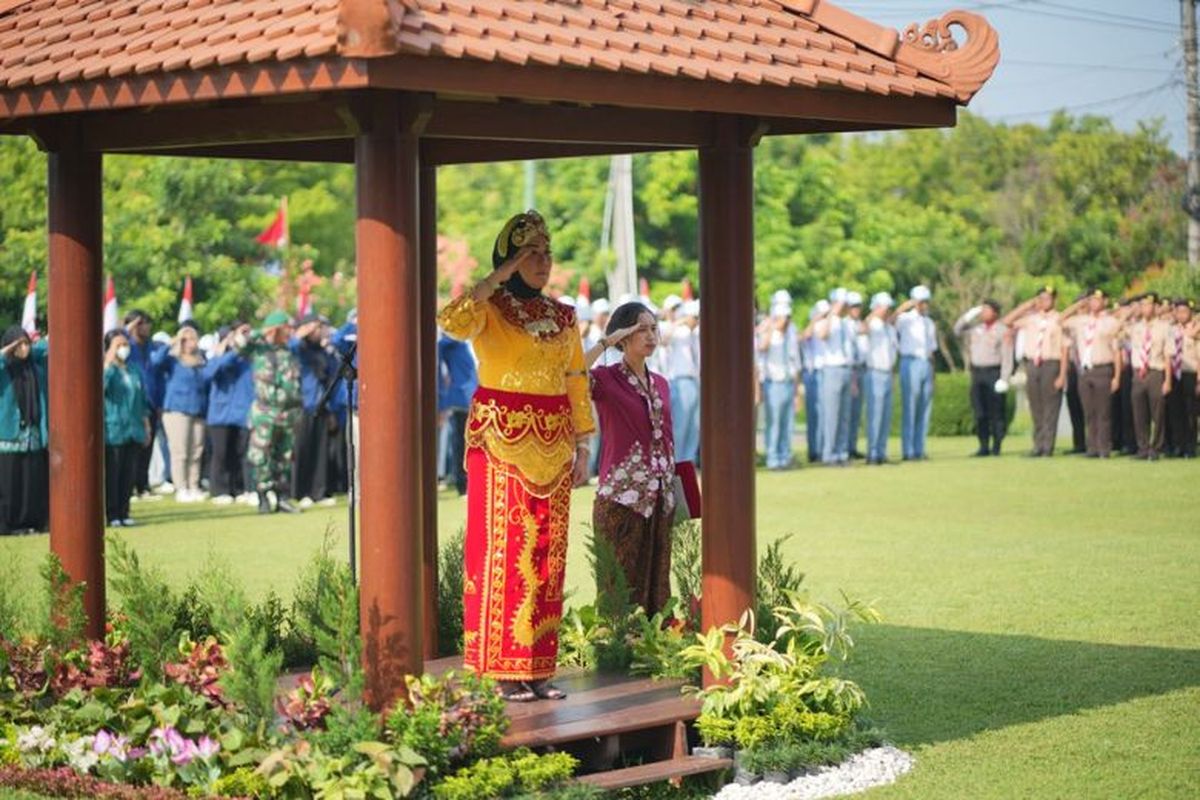 Bupati Klaten Sri Mulyani yang hadir dan sebagai inspektur upacara mengenakan pakaian adat suku Banjar dalam upacara Hari Lahir Pancasila di halaman Pendapa Ageng Kompleks Kantor Bupati Klaten, Jawa Tengah, Sabtu (1/6/2024). 