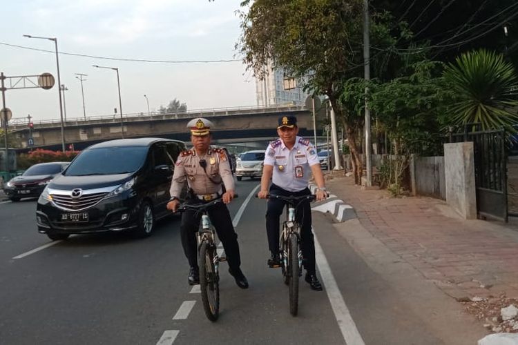Kasatlantas Polres Jakbar Kompol Hari Admoko dan Kasudin Perhubunban Jakarta Barat Erwansyah di Jalur Sepeda Tomang Raya, Senin (25/11/2019)