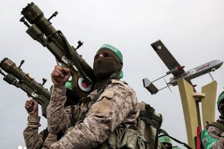 Hamas menciptakan divisi militer, Brigade Izzedine al-Qassam.