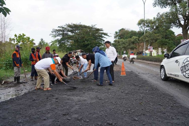 Proses perbaikan Jalan Lingkar Selatan (JLS) Cilegon yang menjadi akses pemudik motor menuju Pelabuhan Merak. Perbaikan ditarget selesai H-10 Lebaran 2023.