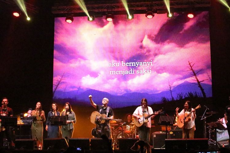Iwan Fals, Daramuda Project, Jason Ranti, SID dan Endah n Rhesa beraksi dalam konser Iwan Fals & Band Aku Cinta di Ecopark Ancol,Jakarta Utara, Sabtu (30/3/2019).