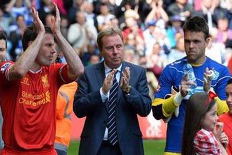 Bek Liverpool, Jamie Carragher (kiri), menjelang pertandingan terakhirnya bersama The Reds, Minggu (19/5/2013), melawan QPR.
