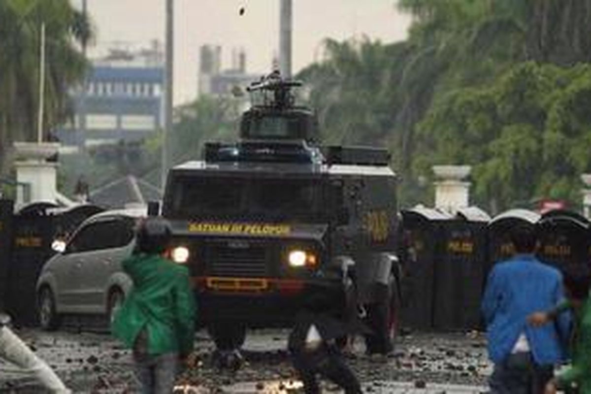 Mahasiswa yang berunjuk rasa menolak kenaikan harga bahan bakar minyak (BBM) terlibat bentrok dengan polisi di Jalan Medan Merdeka Timur, Jakarta, Selasa (27/3/2012). Bentrokan terjadi saat sekitar 1.000 mahasiswa yang berasal dari beberapa universitas mencoba menuju Istana Negara. Sejumlah mahasiswa ditahan dalam unjuk rasa ini.