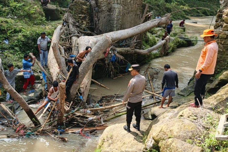 Melewati Jembatan Menuju ke Ladang, Seorang Petani di Simalungun Hilang Terseret Arus Sungai