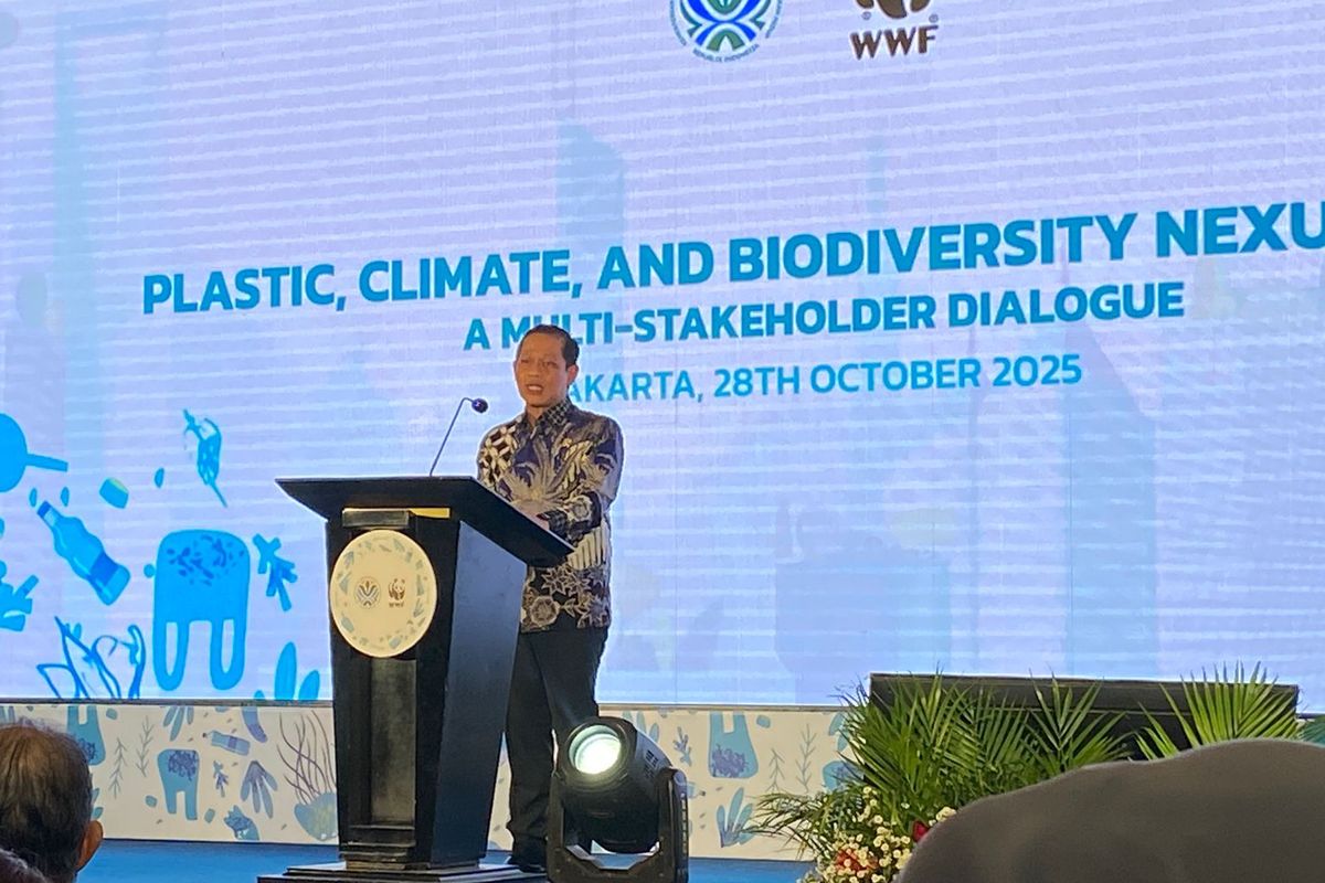 Menteri Lingkungan Hidup, Hanif Faisol Nurofiq, menjelaskan soal penyerahan dokumen Second NDC, di Jakarta Selatan, Selasa (28/10/2025). 