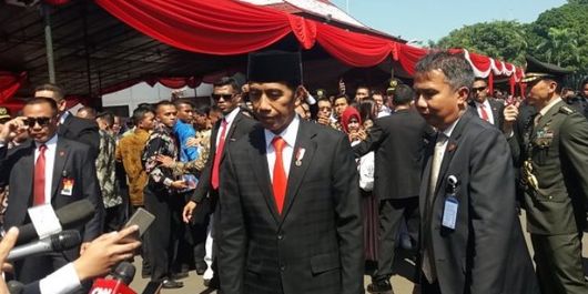 Presiden RI Joko Widodo saat akan memberikan keterangan seusai melantik 1.456 Pamong Praja Muda IPDN Angkatan XXV Tahun 2018 di Kampus IPDN Jatinangor, Jumat (26/7/2018). 
