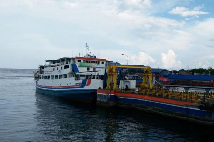 Pelabuhan Bangsalae Siwa menghubungkan rute penyeberangan menuju ke Tobaku. Rute ini dikenal dengan Siwa Sulsel - Kolaka Sultra. Selain kapal cepat, Pelabuhan Siwa juga dilayani kapal ferry ASDP.
